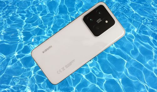 Destacada Xiaomi 14 por encima de agua