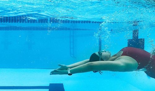Garmin Swin 2 persona nadando