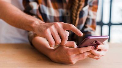mano señalando movil