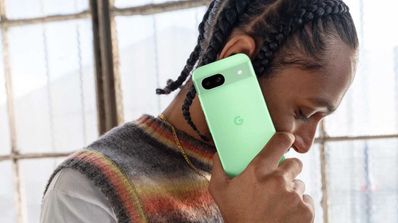 pixel 8a en mano