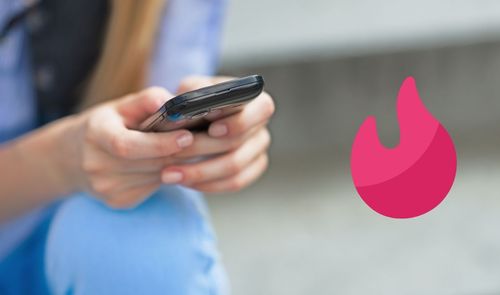 usando móvil Tinder