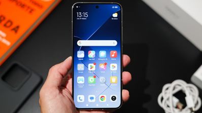 Xiaomi 14 en mano pantalla