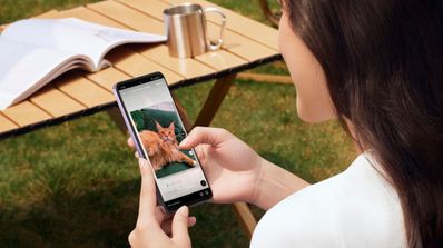 OPPO A80 5G imagen lifestyle gato