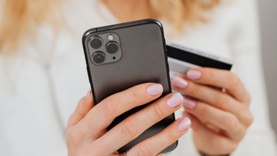 chica con iphone usado