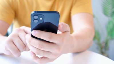 chico con iphone 12 en la mano