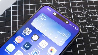 iphone 15 pro max en mesa
