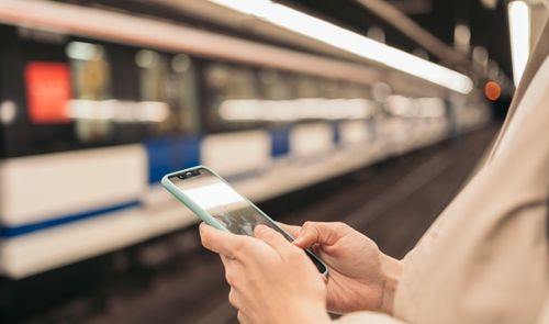 móvil en el metro