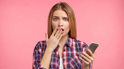 mujer preocupada con movil