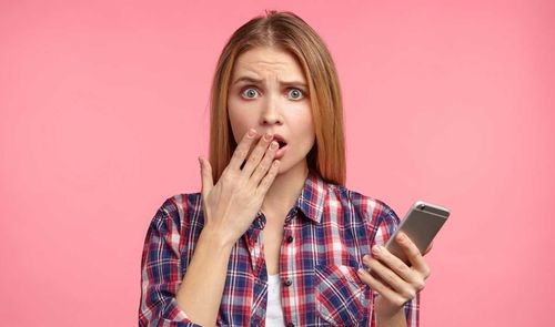 mujer preocupada con movil