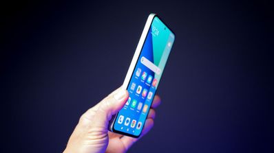 redmi note 13 en mano de lado