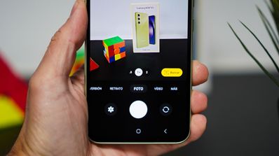 Samsung galaxy a54 en la mano haciendo foto