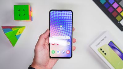 Samsung Galaxy A54 en la mano