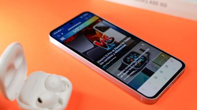 Samsung Galaxy a55 con auriculares