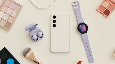 Samsung Galaxy s23 con reloj y accesorios