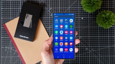 samsung Galaxy s24 ultra pantalla con caja al lado
