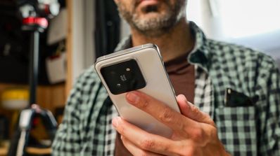 Xiaomi 14 sujeto en mano parte trasera