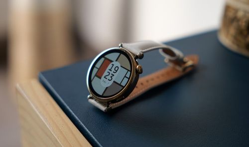 Huawei Watch GT 4 apoyado