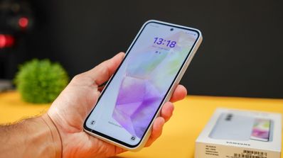 Samsung Galaxy A35 en mano caja