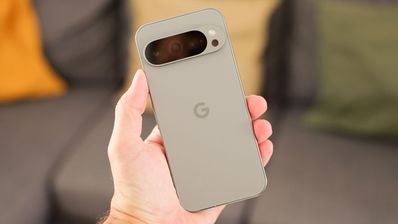 cámaras del Google Pixel 9 Pro en mano