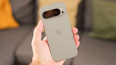 cámaras del Google Pixel 9 Pro en mano