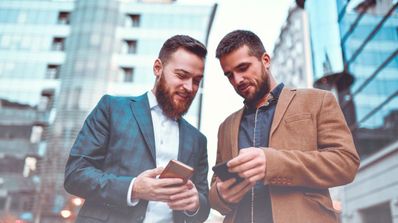 dos hombres con teléfono en mano
