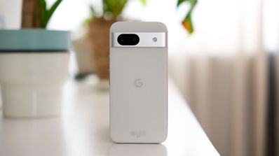 google pixel 8a blanco apoyado