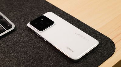 xiaomi 14 blanco apoyando mesa ordenador