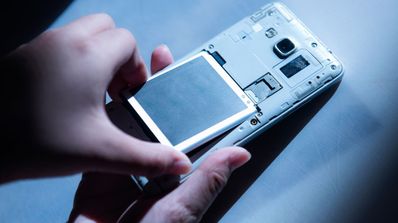 Batería móvil vieja en teléfono