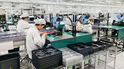 Empleados trabajando en la fábrica de vivo