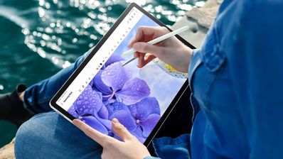 Samsung Galaxy Tab S9 FE+ mujer dibujando