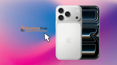 Parte trasera de un iPhone blanco con triple cámara junto a su pantalla sobre un fondo degradado rosa y azul.
