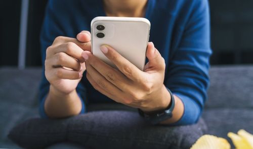 chica con movil usado en mano