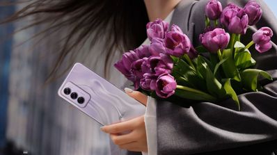 chica con oppo reno 12 pro 5g y flores
