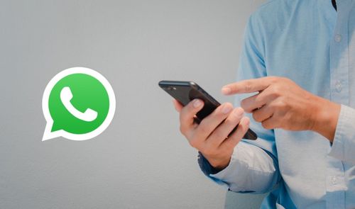 hombre con movil mano izquierda logo whatsapp
