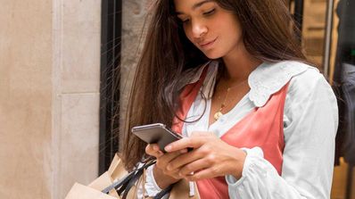 movil en mano mujer tiendas