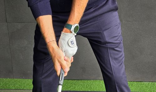 persona jugando golf huawei watch ultimate
