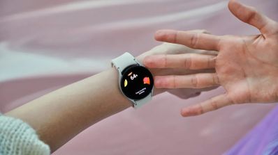 galaxy watch 4 en la muñeca