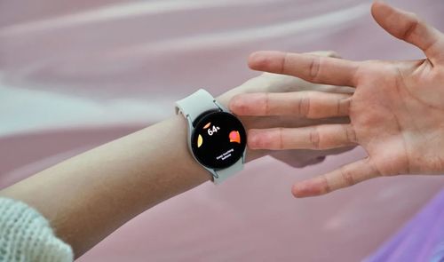 galaxy watch 4 en la muñeca