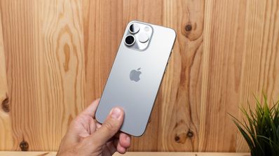 iphone 15 pro max en mano