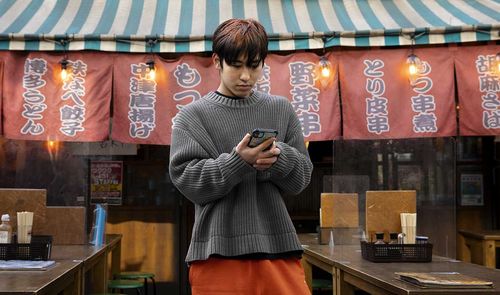 japones usando movil