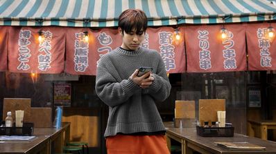 japones usando movil