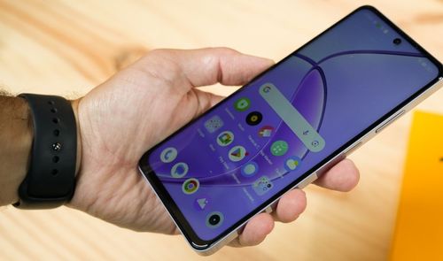 realme 12 5g en mano