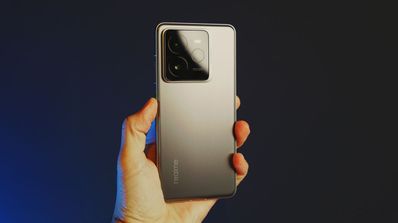 trasera realme gt 7 pro en mano