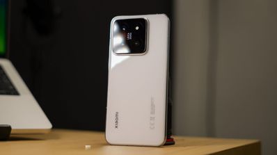 xiaomi 14 blanco apoyado