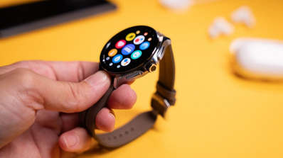 Xiaomi Watch 2 Pro en mano