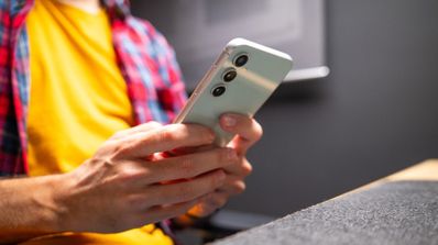Samsung Galaxy S23 FE en mano