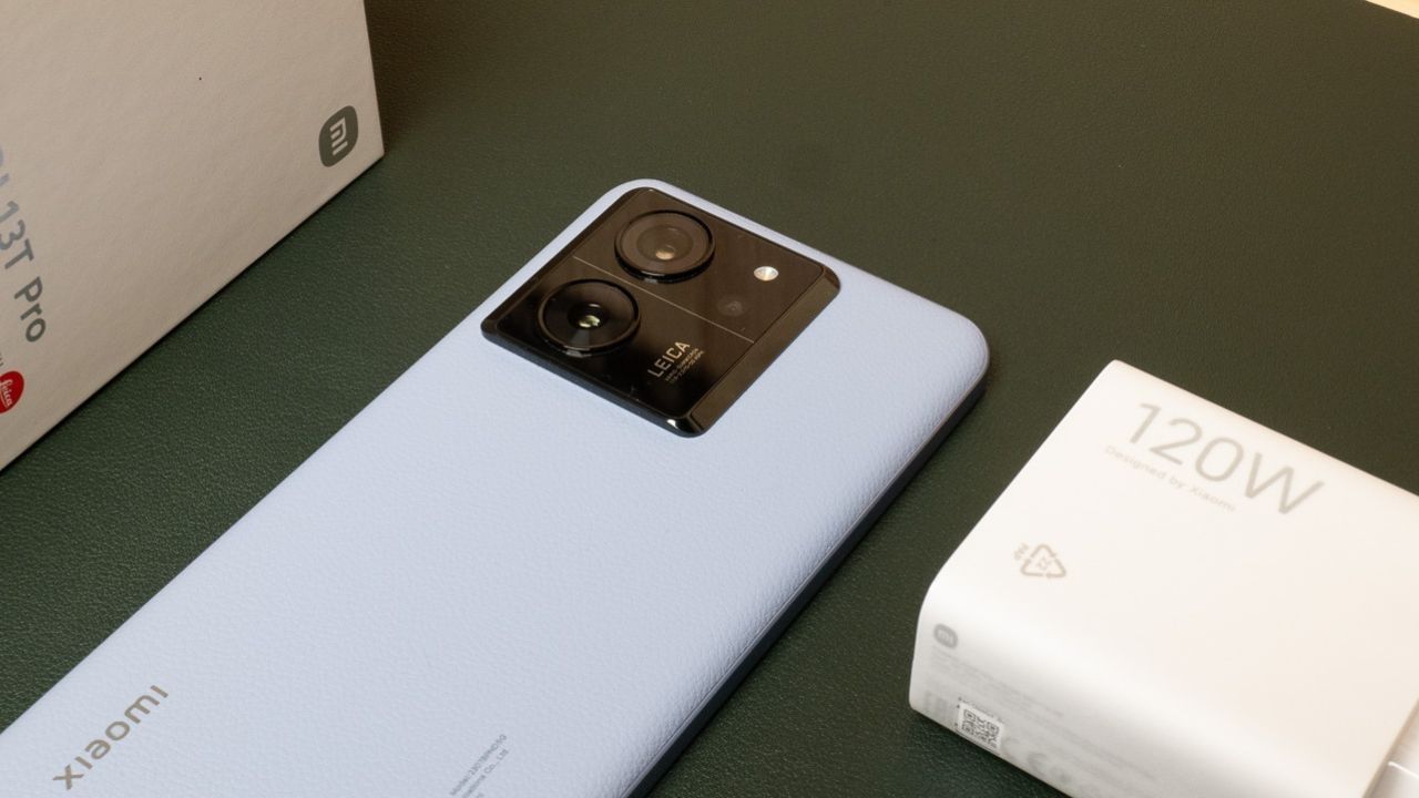 Xiaomi 14T Pro con su cargador.