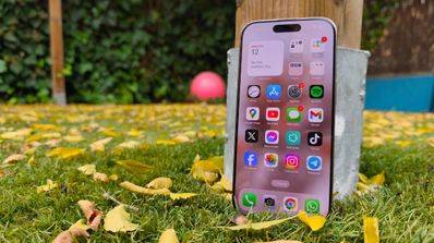 Destacada iPhone 16 Pro sobre hierba