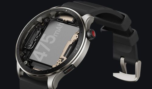 Primer plano de un smartwatch Amazfit GTR 4 conectado a su cargador magnético sobre una superficie de madera
