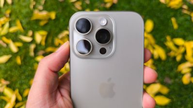 iPhone 16 Pro en mano vista cámaras
